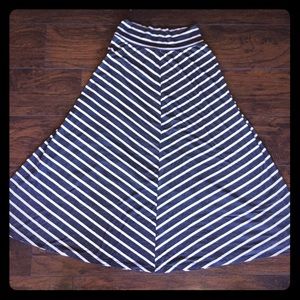 Women’s Maxi Skirt Gray and White Chevron Print